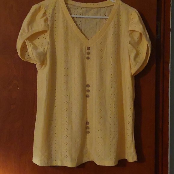 Tops - Light yellow blouse with buttons and capped sleeves size xl